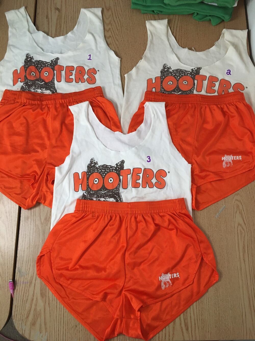 B35-25 Hooters Girl Worn Uniform Tank Dolfin Shorts Downers Grove Xs/Sm/Med